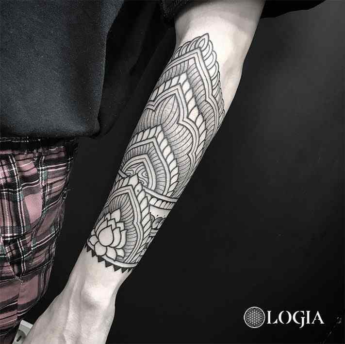 tatuajes-mandala-brazo-logia-barcelona-willian-spinola-02 